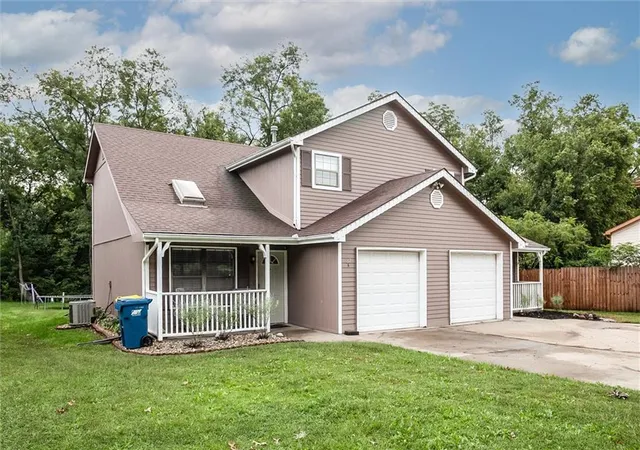 Photo 2 of Multi family home for sale at 37 Cherry St, Liberty, MO 64068 | MLS# 2644025 | Listing updated on 2026-09-30