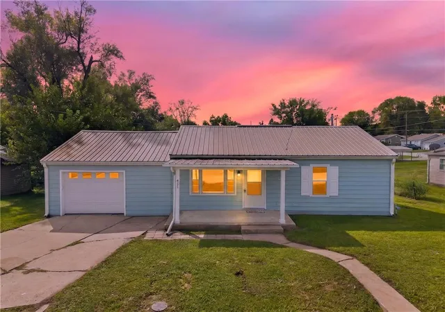 Photo 1 of Sale Pending at 411 Grandview St, Richmond, MO 64085 | MLS# 2644049 | Listing updated on 2026-09-28