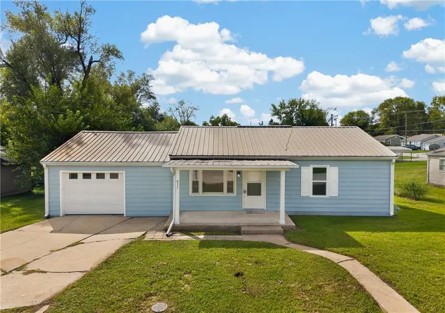 Photo 2 of Sale Pending at 411 Grandview St, Richmond, MO 64085 | MLS# 2644049 | Listing updated on 2026-09-28