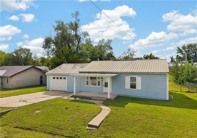 Photo 3 of Sale Pending at 411 Grandview St, Richmond, MO 64085 | MLS# 2644049 | Listing updated on 2026-09-28