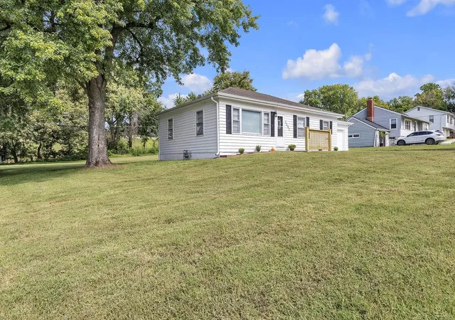 Photo 3 of Single family home for sale at 3801 Powers Dr, Saint Joseph, MO 64503 | MLS# 2644050 | Listing updated on 2026-10-01