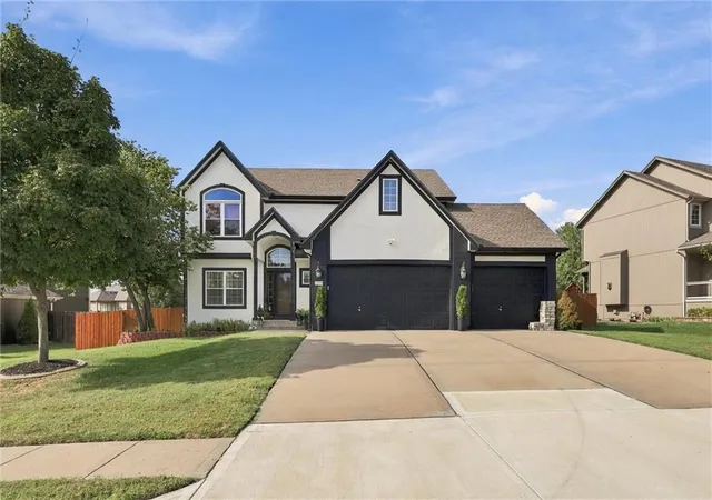Photo 1 of Single family home for sale at 110 S Eastglen Dr, Raymore, MO 64083 | MLS# 2644051 | Listing updated on 2026-10-07