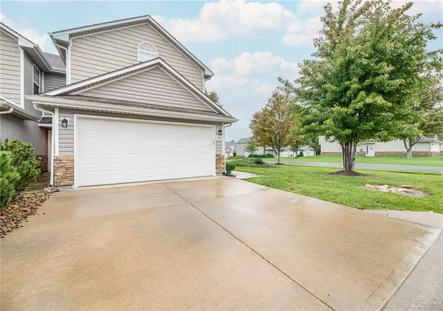 Photo 3 of Townhouse for sale at 21033 Millridge St, Spring Hill, KS 66083 | MLS# 2644054 | Listing updated on 2026-10-04