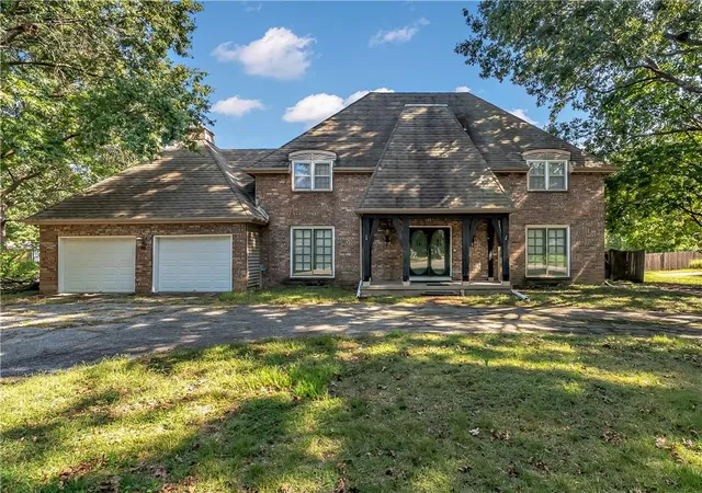 Single family home for sale at 1000 S Stratford Rd, Olathe, KS 66062 | MLS# 2644069