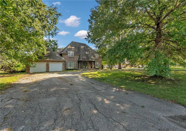 Photo 2 of Single family home for sale at 1000 S Stratford Rd, Olathe, KS 66062 | MLS# 2644069 | Listing updated on 2026-10-01
