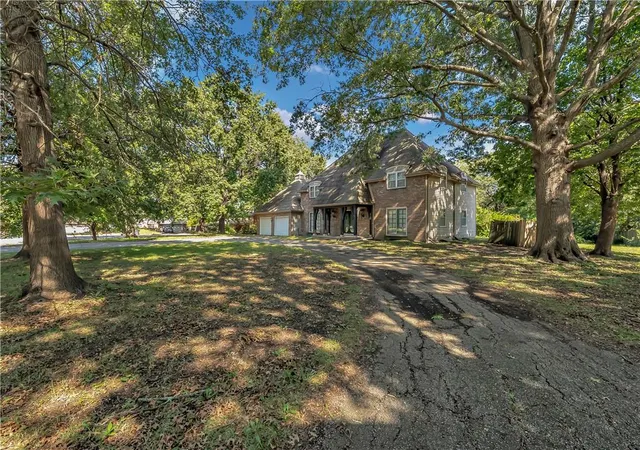 Photo 3 of Single family home for sale at 1000 S Stratford Rd, Olathe, KS 66062 | MLS# 2644069 | Listing updated on 2026-10-01