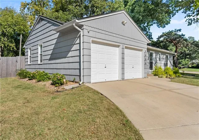 Photo 3 of Single family home for sale at 9406 Gillette St, Lenexa, KS 66215 | MLS# 2644074 | Listing updated on 2026-10-17