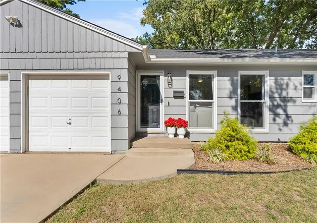 Photo 3 of Single family home for sale at 9406 Gillette St, Lenexa, KS 66215 | MLS# 2644074 | Listing updated on 2026-10-17