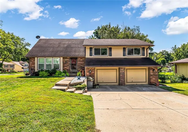 Photo 1 of Single family home for sale at 1901 Choctaw St, Leavenworth, KS 66048 | MLS# 2644078 | Listing updated on 2026-10-08