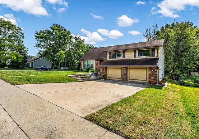 Photo 2 of Single family home for sale at 1901 Choctaw St, Leavenworth, KS 66048 | MLS# 2644078 | Listing updated on 2026-10-08