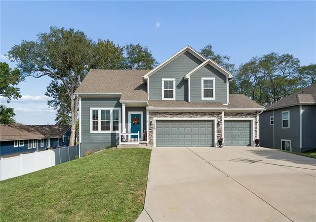 Single family home for sale at 11450 Yecker Ave, Kansas City, KS 66109 | MLS# 2644084