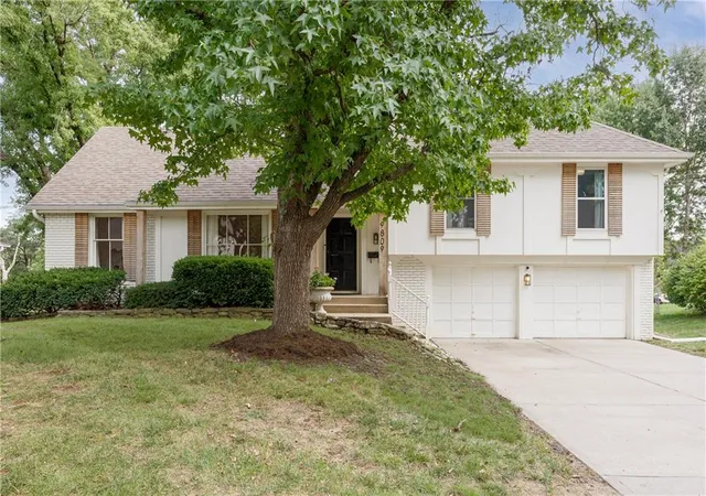 Photo 2 of Sale Pending at 9809 Winslow Pl, Kansas City, MO 64131 | MLS# 2644085 | Listing updated on 2026-10-05