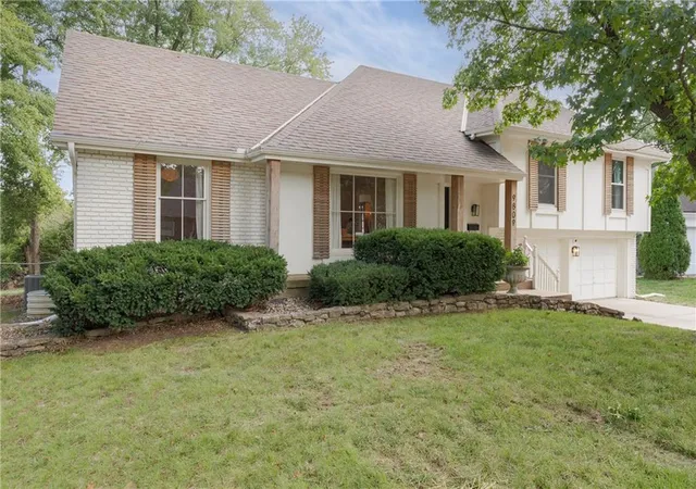 Photo 3 of Sale Pending at 9809 Winslow Pl, Kansas City, MO 64131 | MLS# 2644085 | Listing updated on 2026-10-05