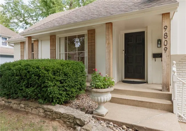 Photo 3 of Sale Pending at 9809 Winslow Pl, Kansas City, MO 64131 | MLS# 2644085 | Listing updated on 2026-10-05
