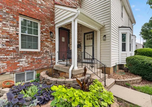 Townhouse for sale at 6811 N Askew Cir, Kansas City, MO 64119 | MLS# 2644095