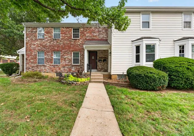 Photo 3 of Townhouse for sale at 6811 N Askew Cir, Kansas City, MO 64119 | MLS# 2644095 | Listing updated on 2026-10-02