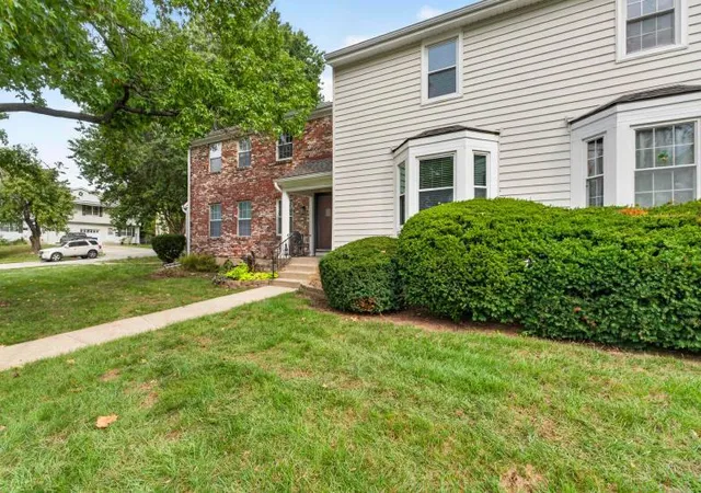 Photo 4 of Townhouse for sale at 6811 N Askew Cir, Kansas City, MO 64119 | MLS# 2644095 | Listing updated on 2026-10-02