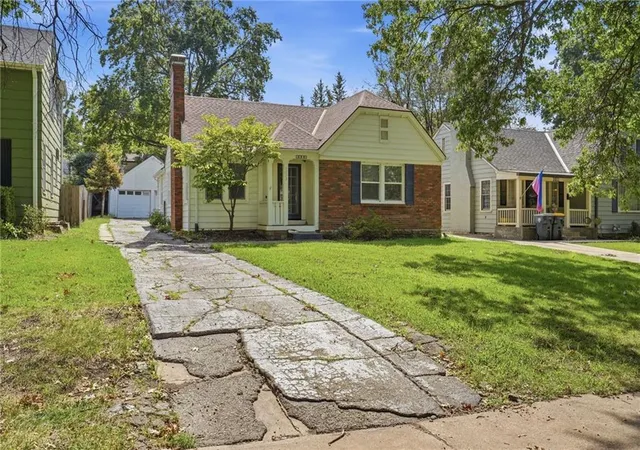 Photo 2 of Single family home for sale at 1009 W 77th Street, Kansas City, MO 64114 | MLS# 2644108 | Listing updated on 2026-09-26