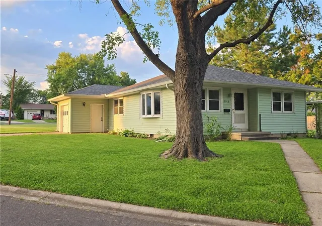Photo 1 of Single family home for sale at 303 E Truman Ave, Clinton, MO 64735 | MLS# 2644113 | Listing updated on 2026-10-06