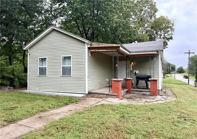 Photo 1 of Sale Pending at 723 S 18th Street, Saint Joseph, MO 64507 | MLS# 2644116 | Listing updated on 2026-10-02