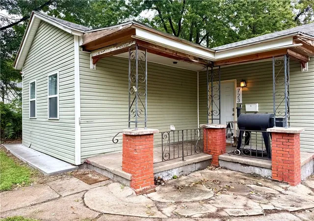 Photo 2 of Sale Pending at 723 S 18th Street, Saint Joseph, MO 64507 | MLS# 2644116 | Listing updated on 2026-10-02