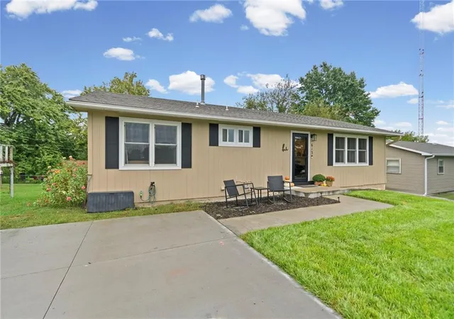 Photo 3 of Single family home for sale at 613 E Ford St, Cameron, MO 64429 | MLS# 2644134 | Listing updated on 2026-09-29