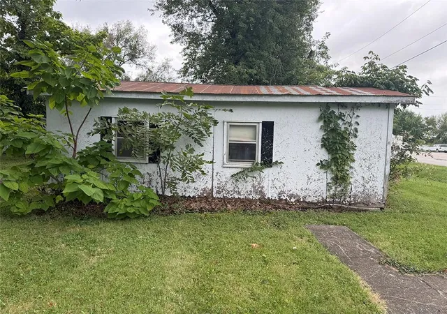 Photo 2 of Single family home for sale at 813 Elm St, Henrietta, MO 64036 | MLS# 2644145 | Listing updated on 2026-09-26