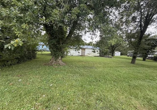 Photo 3 of Single family home for sale at 813 Elm St, Henrietta, MO 64036 | MLS# 2644145 | Listing updated on 2026-09-26