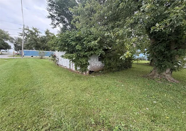 Photo 3 of Single family home for sale at 813 Elm St, Henrietta, MO 64036 | MLS# 2644145 | Listing updated on 2026-09-26