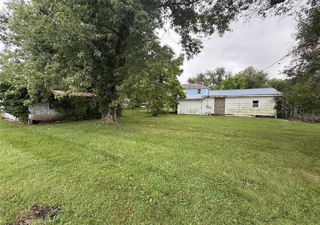 Photo 4 of Single family home for sale at 813 Elm St, Henrietta, MO 64036 | MLS# 2644145 | Listing updated on 2026-09-26