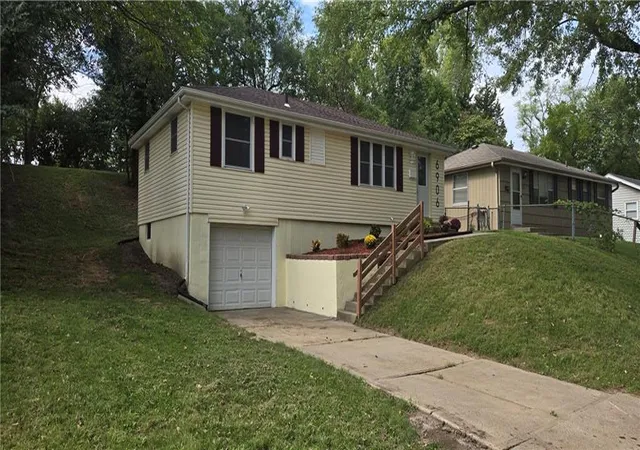 Photo 4 of Sale Pending at 6906 N Pennsylvania Ave, Kansas City, MO 64118 | MLS# 2644152 | Listing updated on 2026-10-06