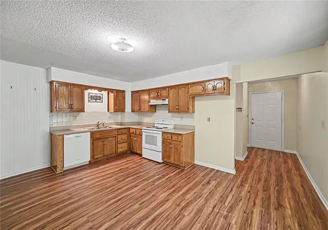 Listing Photo 5 - Condo for sale in building located at 6904/6906 N Orch St, Pleasant Valley, MO 64068
