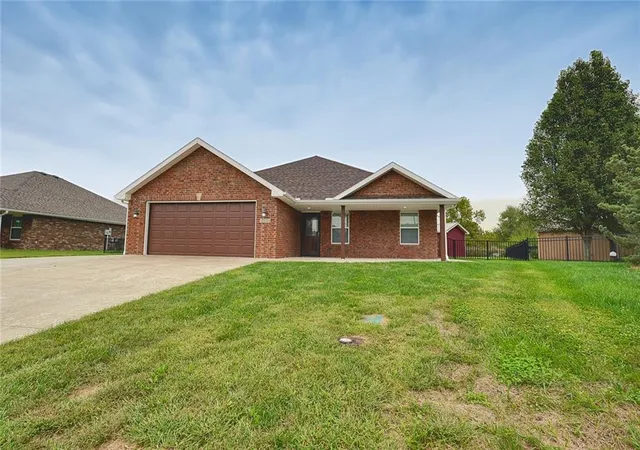 Photo 2 of Sale Pending at 1614 Nw Creekland Dr, Grain Valley, MO 64029 | MLS# 2644163 | Listing updated on 2026-10-02