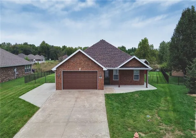 Photo 1 of Sale Pending at 1614 Nw Creekland Dr, Grain Valley, MO 64029 | MLS# 2644163 | Listing updated on 2026-10-02