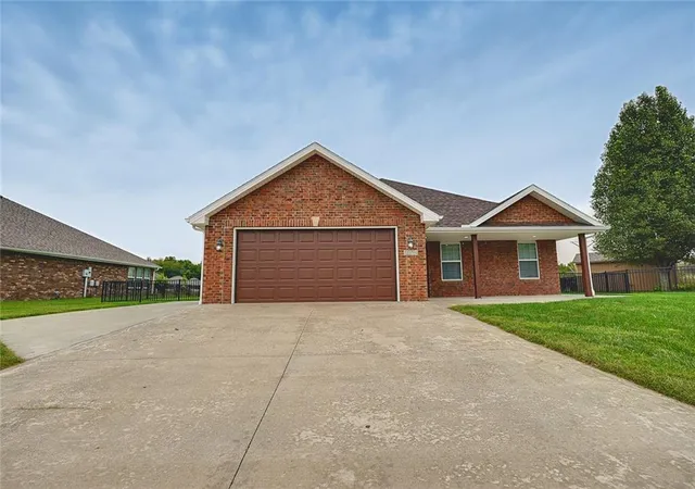 Photo 3 of Sale Pending at 1614 Nw Creekland Dr, Grain Valley, MO 64029 | MLS# 2644163 | Listing updated on 2026-10-02