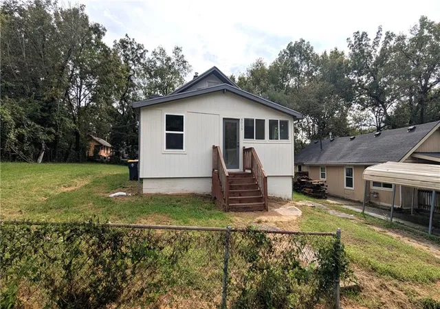 Photo 1 of Single family home for sale at 4015 Myrtle Ave, Kansas City, MO 64130 | MLS# 2644170 | Listing updated on 2026-10-01