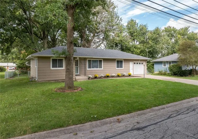 Single family home for sale at 1401 N Howenstien Ave, Cameron, MO 64429 | MLS# 2644176