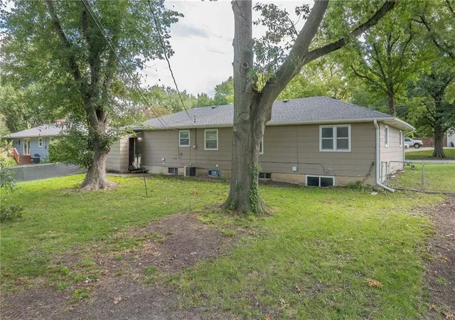 Photo 3 of Single family home for sale at 1401 N Howenstien Ave, Cameron, MO 64429 | MLS# 2644176 | Listing updated on 2026-09-26