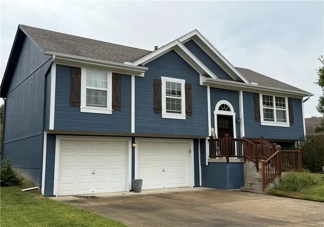 Single family home for sale at 19600 E 10th Street S, Independence, MO 64056 | MLS# 2644178