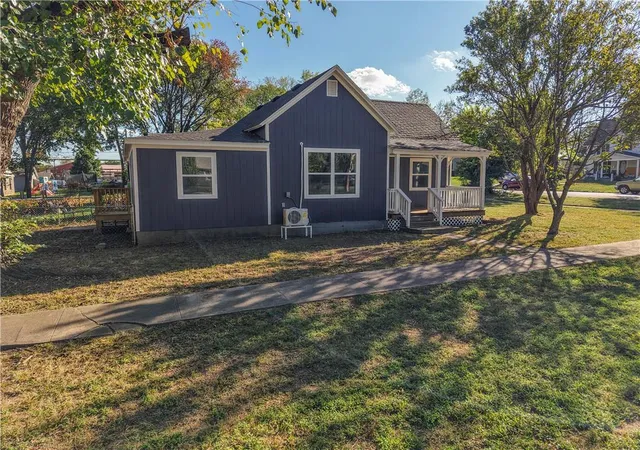 Photo 2 of Single family home for sale at 1016 N 9th Street, Independence, KS 67301 | MLS# 2644179 | Listing updated on 2026-09-29