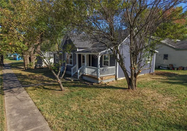 Photo 3 of Single family home for sale at 1016 N 9th Street, Independence, KS 67301 | MLS# 2644179 | Listing updated on 2026-09-29