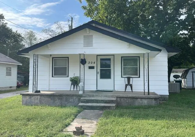 Single family home for sale at 304 E Rose St, Pittsburg, KS 66762 | MLS# 2644203