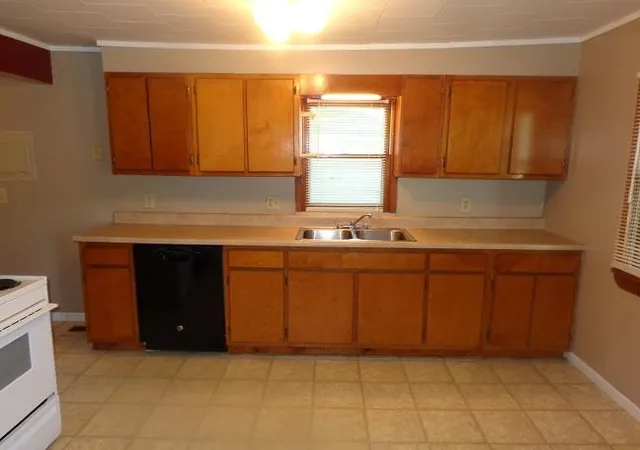 Photo 3 of Single family home for sale at 304 E Rose St, Pittsburg, KS 66762 | MLS# 2644203 | Listing updated on 2026-09-29