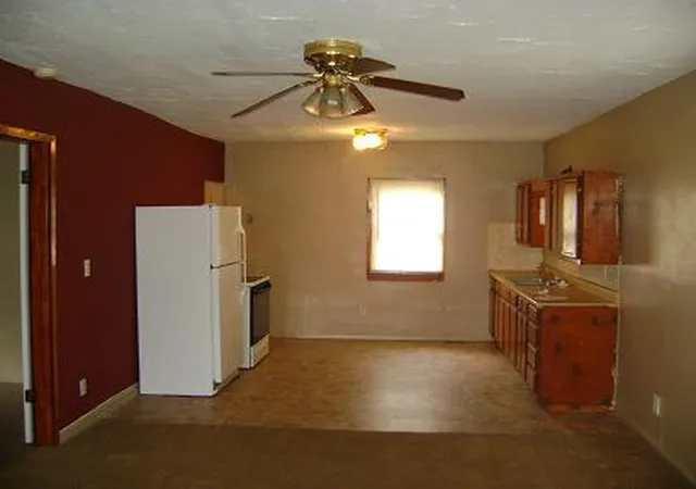 Photo 2 of Single family home for sale at 302 Rose St, Pittsburg, KS 66762 | MLS# 2644210 | Listing updated on 2026-09-29