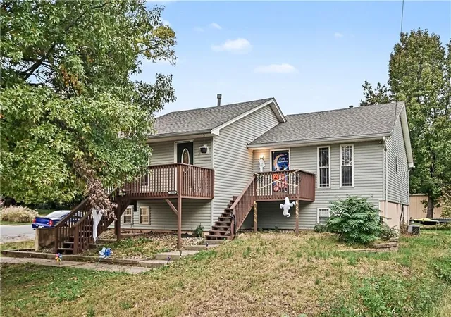 Listing Photo 2 - Condo for sale in building located at 5600 NE - 5604 50th St, Kansas City, MO 64119