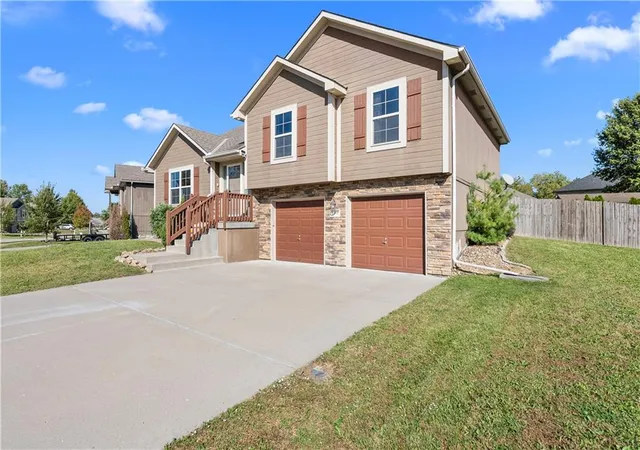 Photo 2 of Single family home for sale at 1405 Ne Jaclyn Dr, Grain Valley, MO 64029 | MLS# 2644217 | Listing updated on 2026-10-15