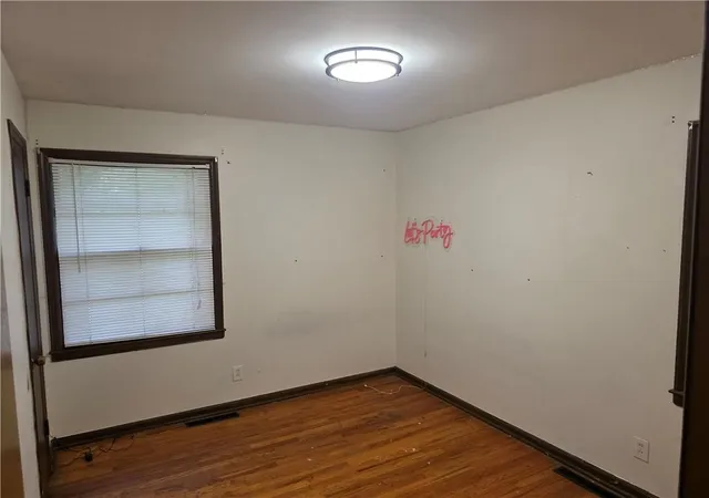 Photo 4 of Single family home for sale at 3335 N Chippewa Dr, Kansas City, MO 64116 | MLS# 2644223 | Listing updated on 2026-09-26
