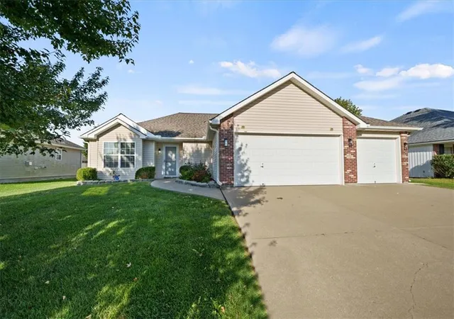 Single family home for sale at 200 NW Jackie Ave, Grain Valley, MO 64029 | MLS# 2644224