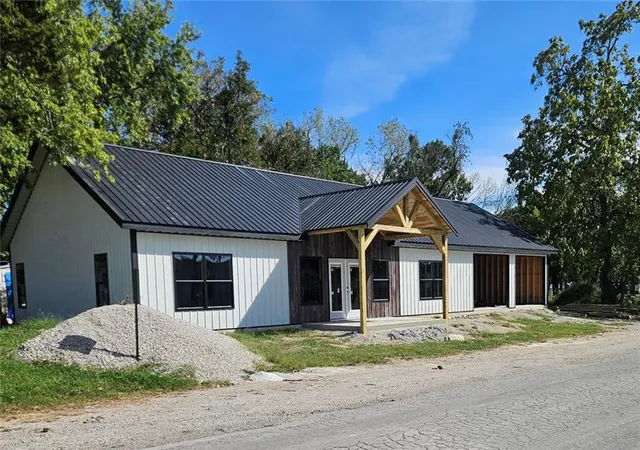 Photo 1 of Single family home for sale at 801 E Park St, Rich Hill, MO 64779 | MLS# 2644237 | Listing updated on 2026-09-29