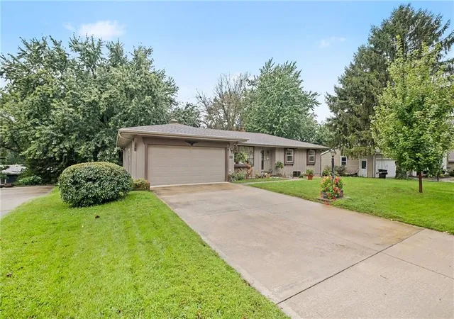 Photo 2 of Single family home for sale at 18 Northridge Dr, Saint Joseph, MO 64506 | MLS# 2644258 | Listing updated on 2026-10-03